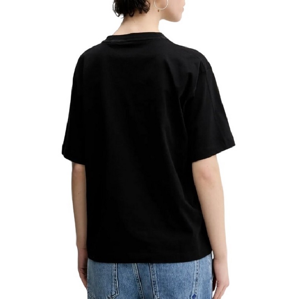 GUESS JEANS CN OS CURVED L T-SHIRT ΜΠΛΟΥΖΑ ΓΥΝΑΙΚΕΙΑ BLACK