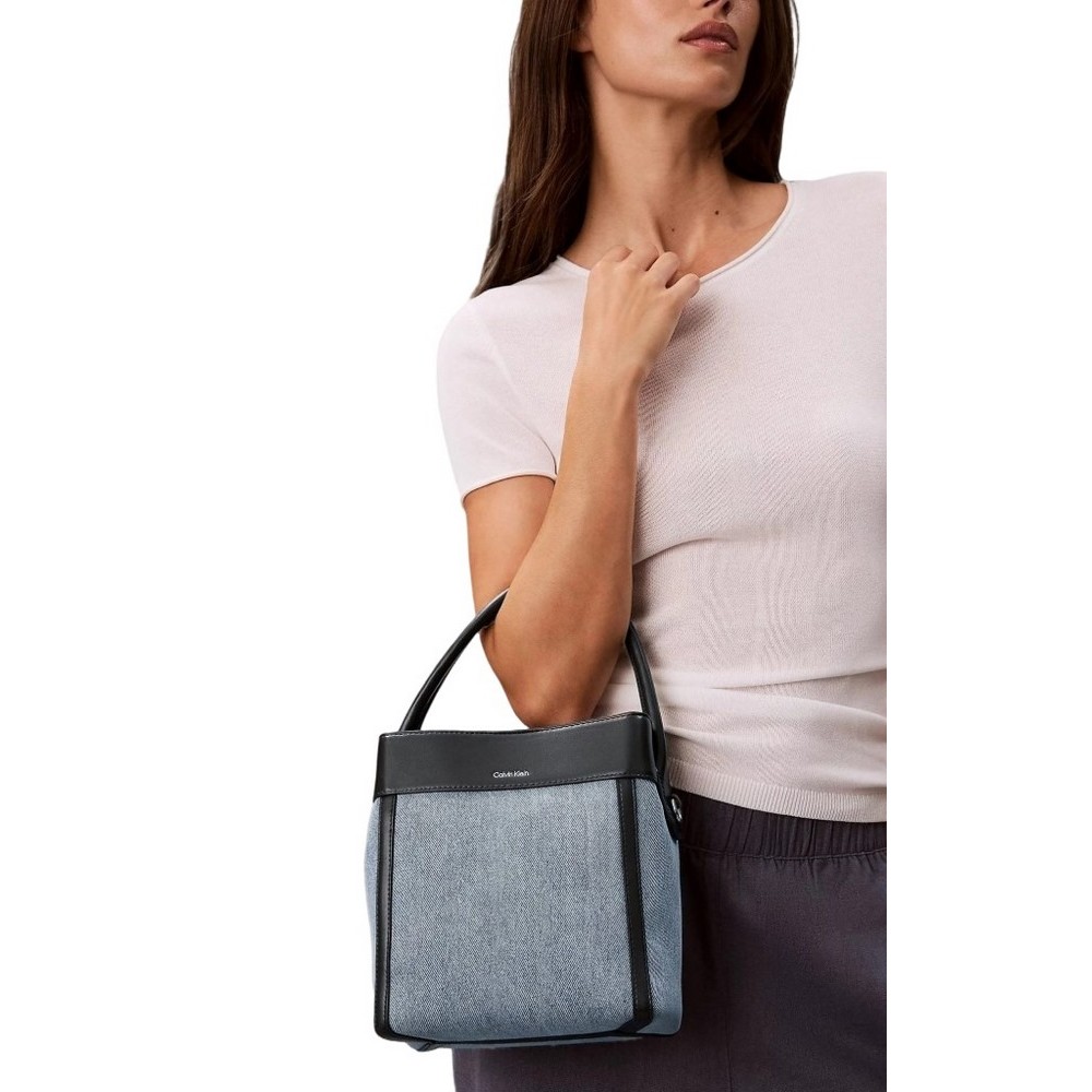 CALVIN KLEIN DENIM BUCKET WITH STRAP ΤΣΑΝΤΑ ΓΥΝΑΙΚΕΙΑ WASHED DENIM