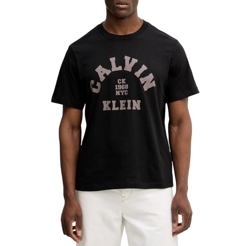 CALVIN KLEIN JEANS 20S LN CALVIN COLLEGE GRAPHIC T-SHIRT ΜΠΛΟΥΖΑ ΑΝΔΡΙΚΗ BLACK