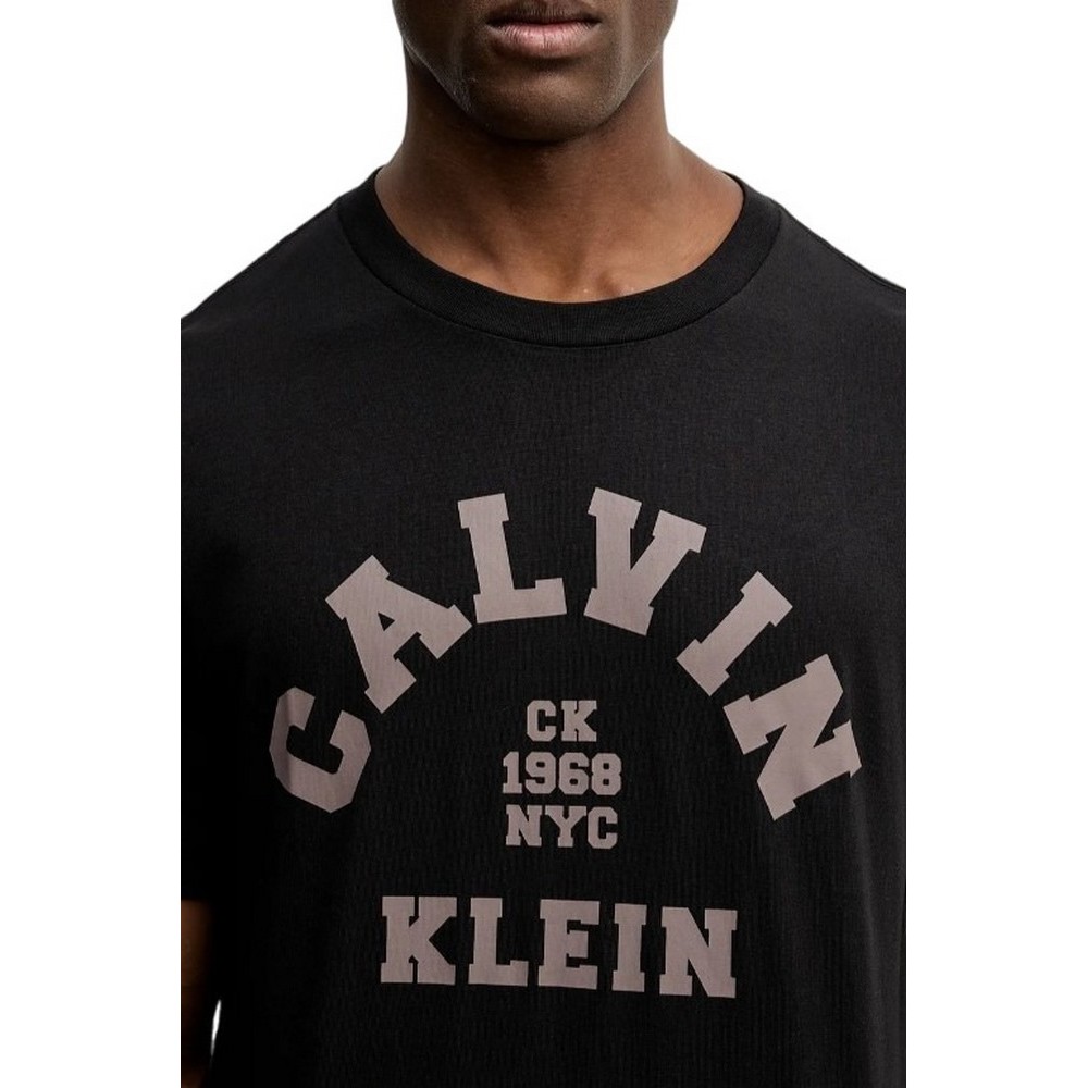 CALVIN KLEIN JEANS 20S LN CALVIN COLLEGE GRAPHIC T-SHIRT ΜΠΛΟΥΖΑ ΑΝΔΡΙΚΗ BLACK