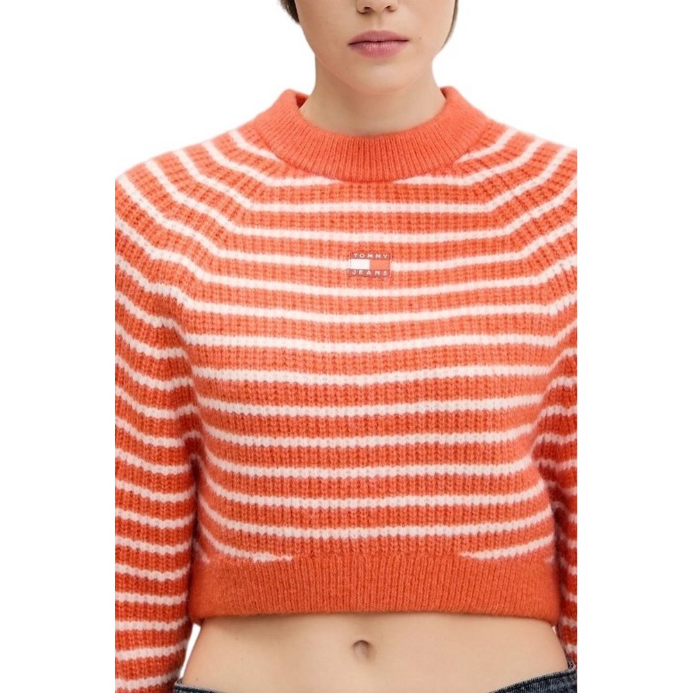 TOMMY JEANS CROP BADGE SWEATER ΜΠΛΟΥΖΑ ΠΛΕΚΤΗ ΓΥΝΑΙΚΕΙΑ CORAL