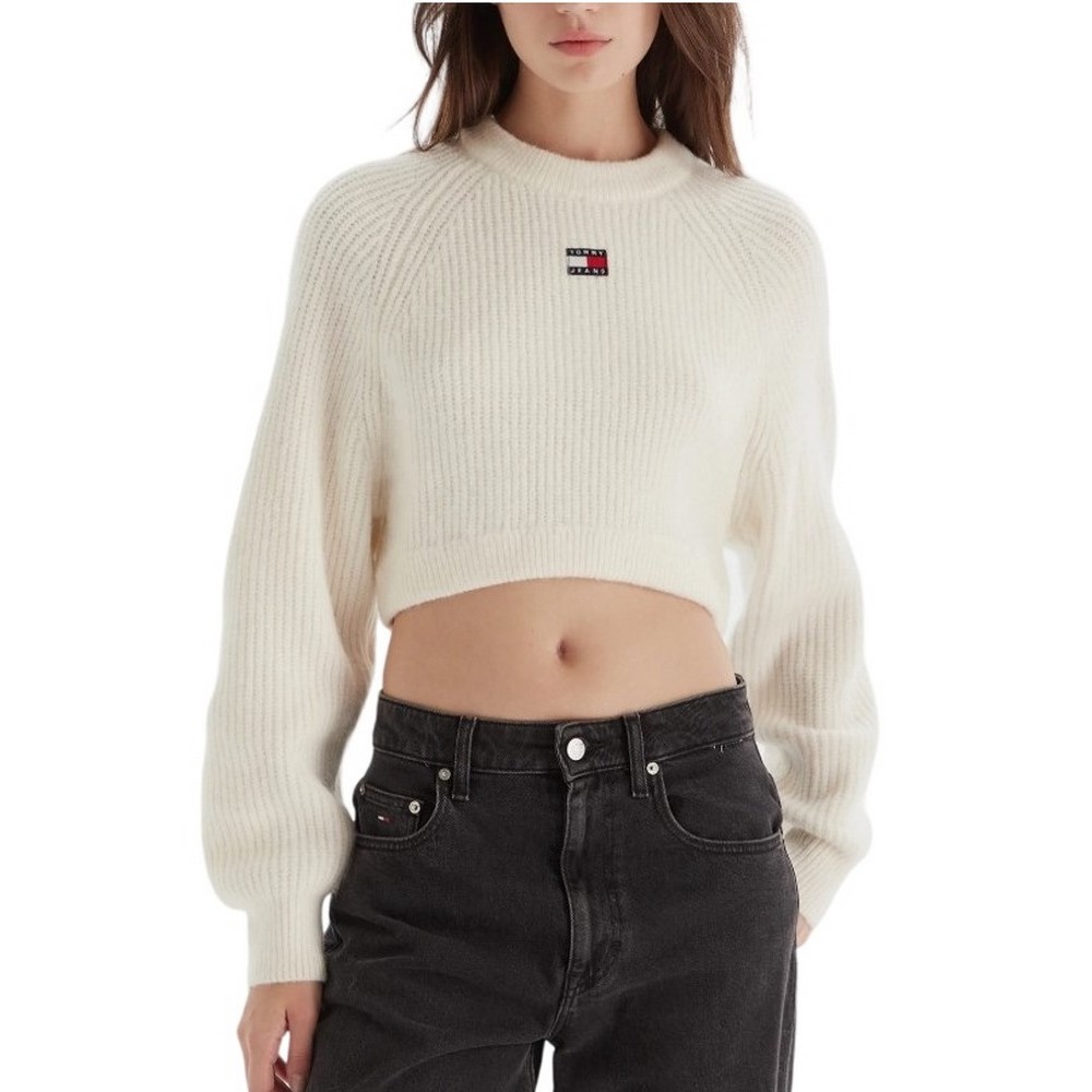 TOMMY JEANS CROP BADGE SWEATER ΜΠΛΟΥΖΑ ΠΛΕΚΤΗ ΓΥΝΑΙΚΕΙΑ WHITE