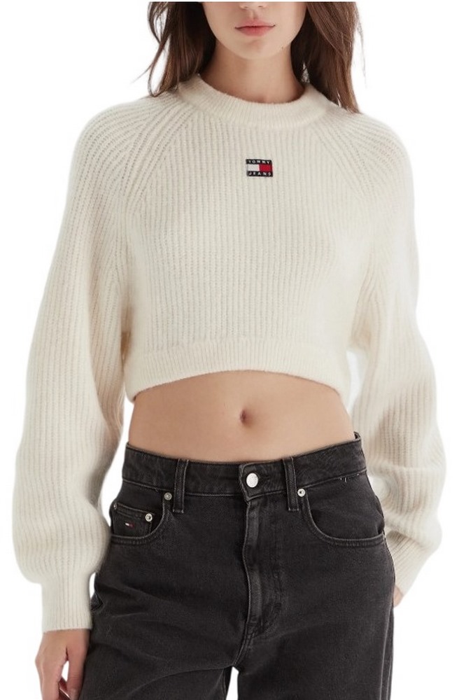 TOMMY JEANS CROP BADGE SWEATER ΜΠΛΟΥΖΑ ΠΛΕΚΤΗ ΓΥΝΑΙΚΕΙΑ WHITE