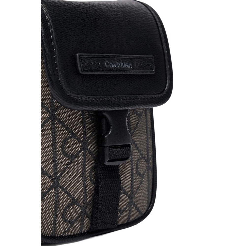 CALVIN KLEIN MIXED EMBLEM AOP SMALL FLAP REPO ΤΣΑΝΤΑ ΑΝΔΡΙΚΗ BLACK/BROWN