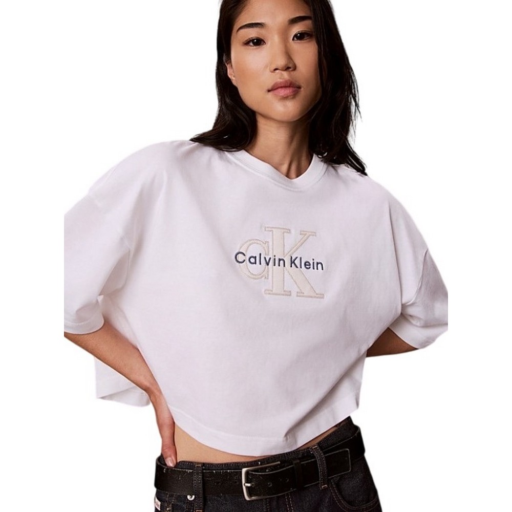 CALVIN KLEIN JEANS OS CROPPED DENIM APPLIQUE MONOLO T-SHIRT ΜΠΛΟΥΖΑ ΓΥΝΑΙΚΕΙΑ WHITE