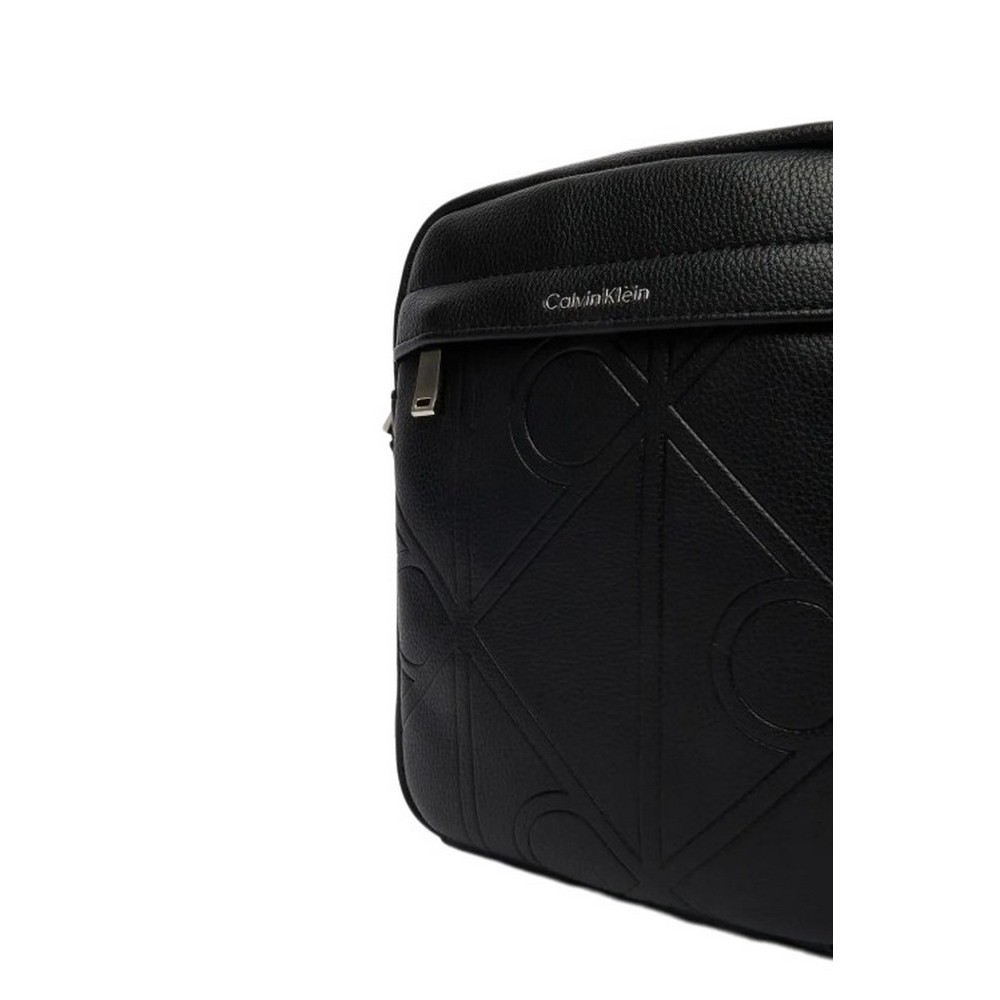 CALVIN KLEIN EMBLEM AOP EMBOSS REPORTER ΤΣΑΝΤΑ ΑΝΔΡΙΚΗ BLACK
