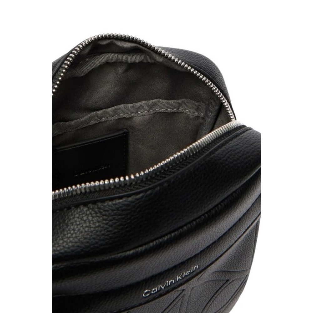 CALVIN KLEIN EMBLEM AOP EMBOSS REPORTER ΤΣΑΝΤΑ ΑΝΔΡΙΚΗ BLACK