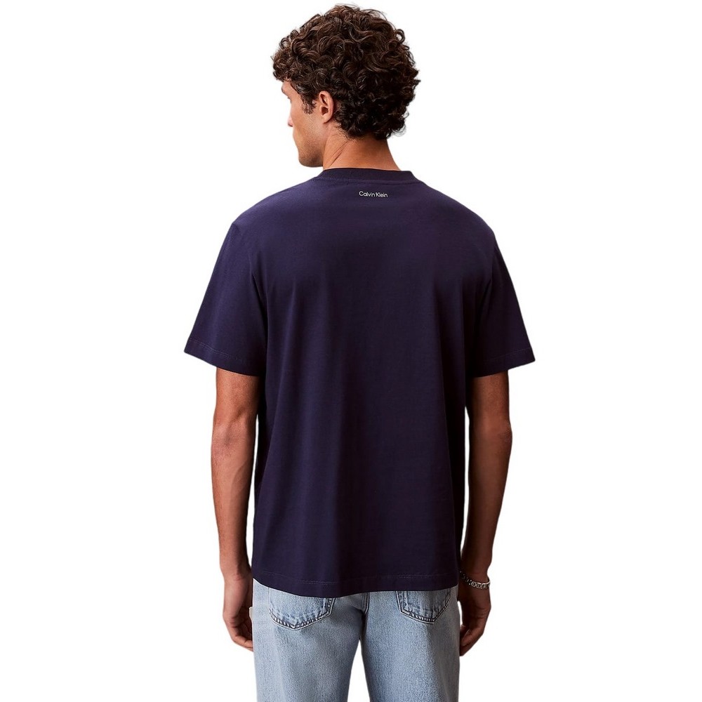 CALVIN KLEIN JEANS 20S MARCH GRAPHIC SEASONAL T-SHIRT ΜΠΛΟΥΖΑ ΑΝΔΡΙΚΗ DARK BLUE