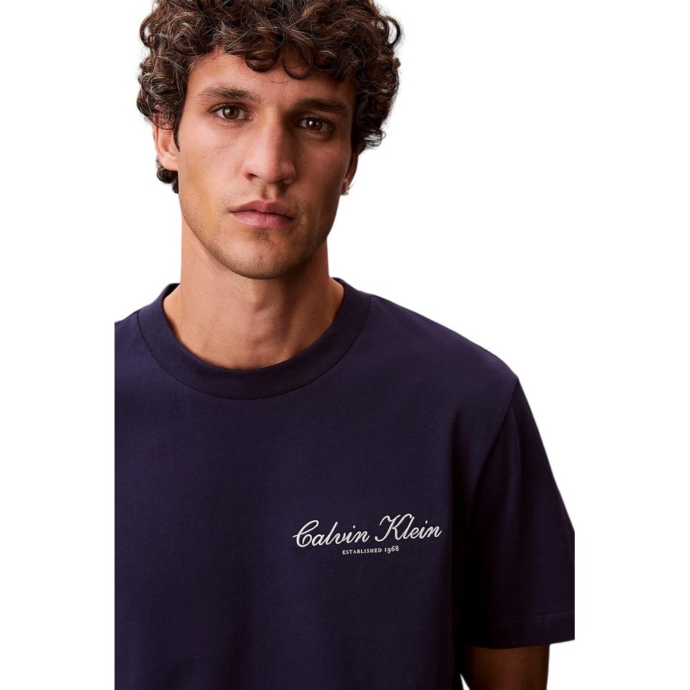 CALVIN KLEIN JEANS 20S MARCH GRAPHIC SEASONAL T-SHIRT ΜΠΛΟΥΖΑ ΑΝΔΡΙΚΗ DARK BLUE