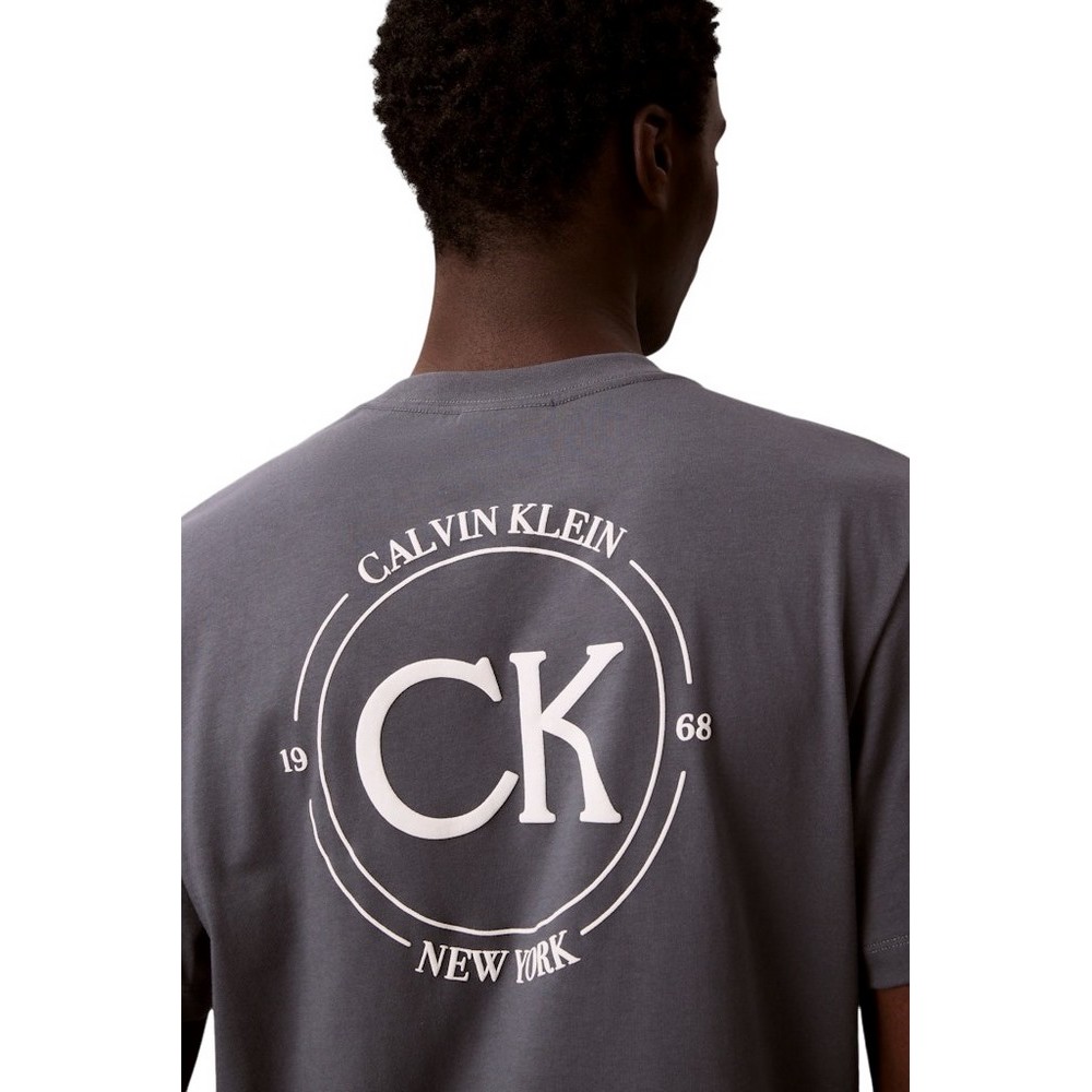 CALVIN KLEIN JEANS 20S APRIL GRAPHIC SEASONAL T-SHIRT ΜΠΛΟΥΖΑ ΑΝΔΡΙΚΗ GREY