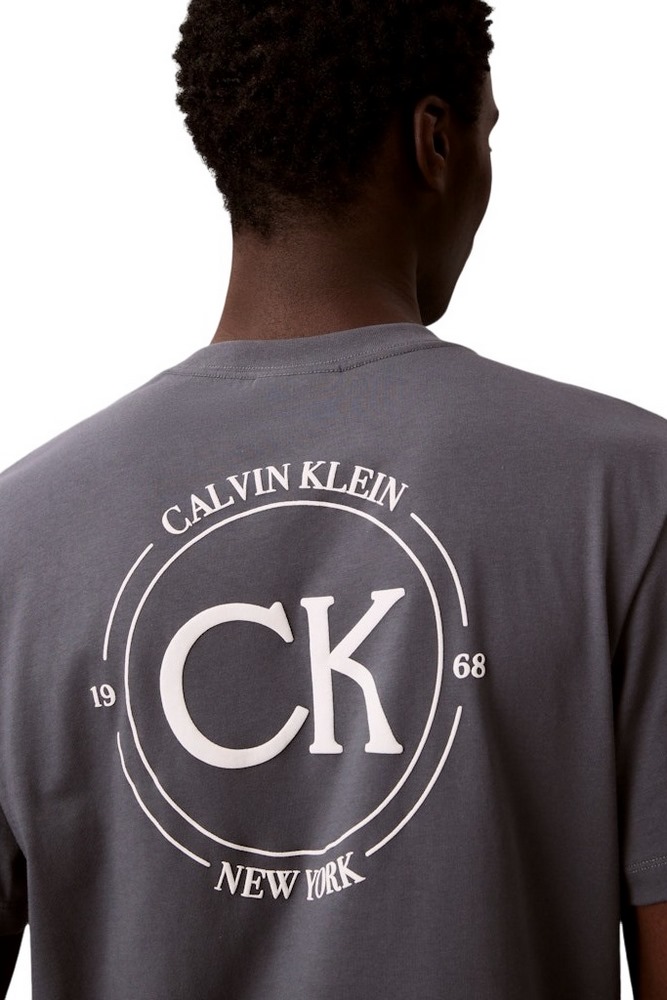 CALVIN KLEIN JEANS 20S APRIL GRAPHIC SEASONAL T-SHIRT ΜΠΛΟΥΖΑ ΑΝΔΡΙΚΗ GREY