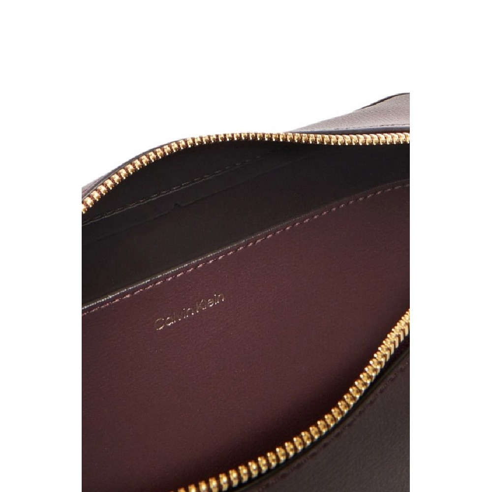 CALVIN KLEIN FOIL LOGO ELONGATED CAMERA BAG ΤΣΑΝΤΑ ΓΥΝΑΙΚΕΙΑ BORDEAUX